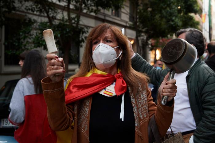 Una multitud vuelve a manifestarse sin respetar la distancia de seguridad por las calles de Madrid