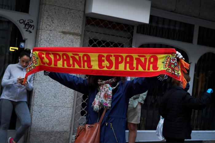 "¡Basura, comunista!": Manifestantes insultan a unos vecinos de Madrid que les pidieron respetar la distancia de seguridad