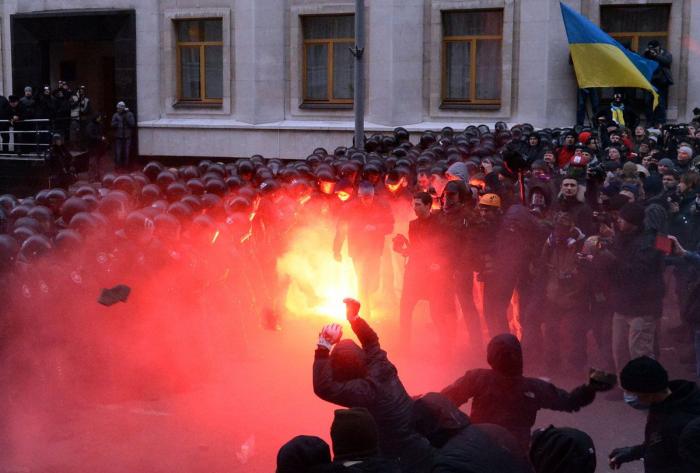 Un váter dorado sustituye a la estatua de Lenin en Kiev