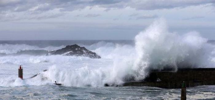 25 fotos impresionantes del temporal de olas en el norte