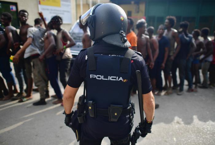 Alrededor de 200 inmigrantes saltan la valla de Ceuta y hieren a cinco guardias civiles