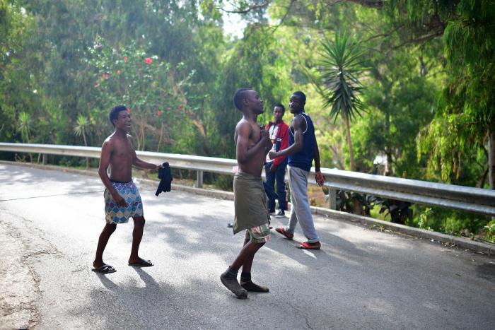 Alrededor de 200 inmigrantes saltan la valla de Ceuta y hieren a cinco guardias civiles