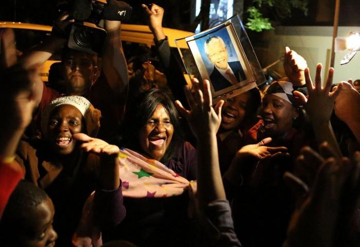 Cientos de sudafricanos despiden a Mandela junto a la que fue su casa en Johanesburgo (FOTOS)