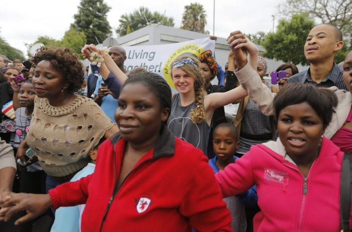Cientos de sudafricanos despiden a Mandela junto a la que fue su casa en Johanesburgo (FOTOS)