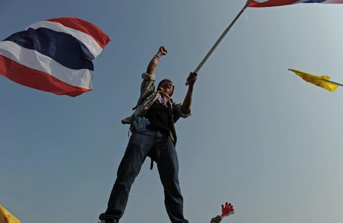 El primer ministro tailandés rocía gel hidroalcohólico a los periodistas