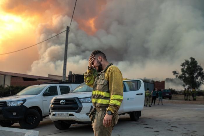 Más de cien efectivos logran extinguir las llamas del incendio de Benatae (Jaén)