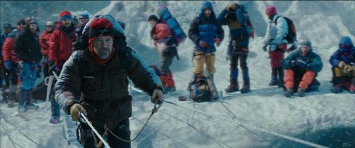 'Everest': el momento en que Jake Gyllehall y Jason Clarke alcanzan la cima (VÍDEO)