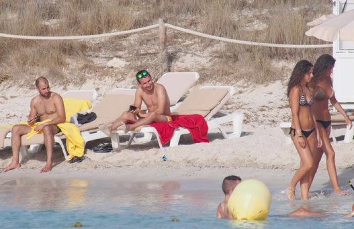 Neymar se recupera de su lesión en Ibiza (FOTOS)