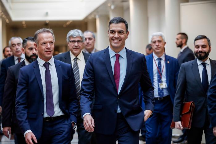 Sánchez anuncia que el Gobierno aprobará un plan el martes para hacer fijos a 67.000 sanitarios en España