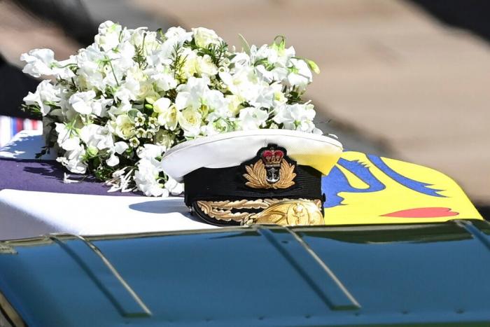 Los dos objetos que Isabel II llevó en el bolso en el funeral de su marido