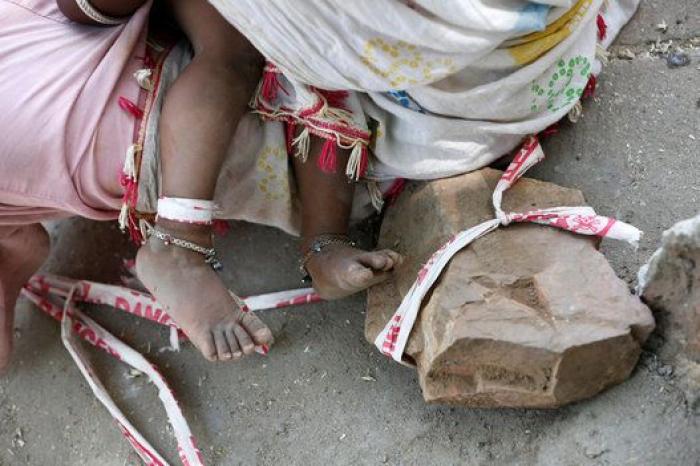 Shivani, la niña india de 15 meses que pasa los días atada a una piedra mientras sus padres trabajan