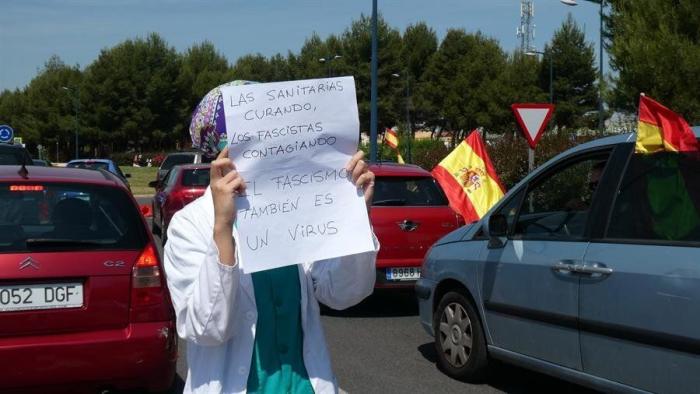 "Vuestras banderas no curan": Enfermeras se plantan ante los manifestantes contra el Gobierno