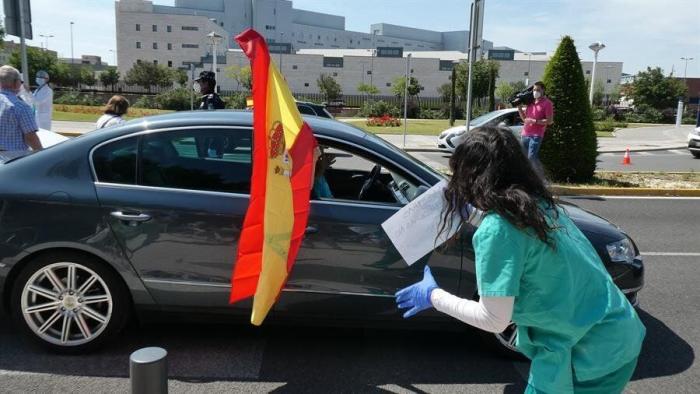 "Vuestras banderas no curan": Enfermeras se plantan ante los manifestantes contra el Gobierno