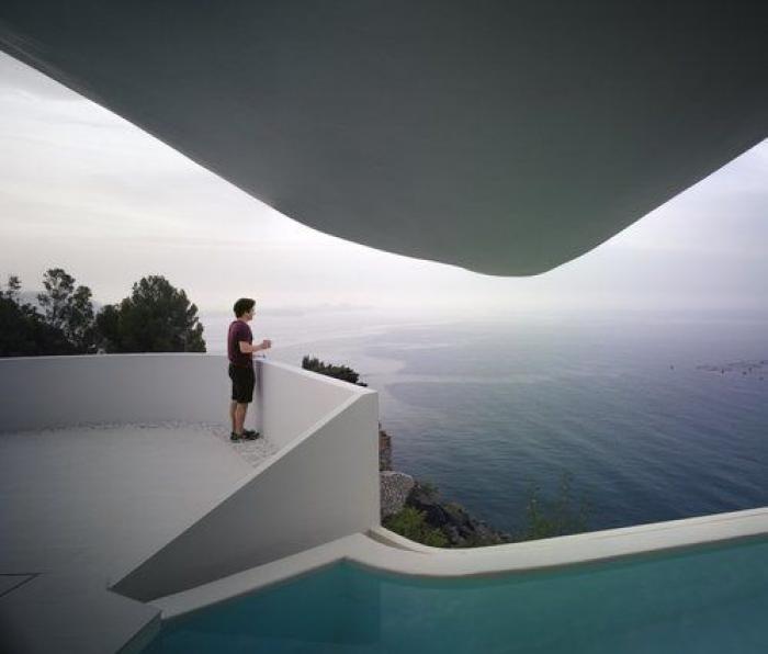 La casa del acantilado: una vivienda para soñar con vistas al Mediterráneo