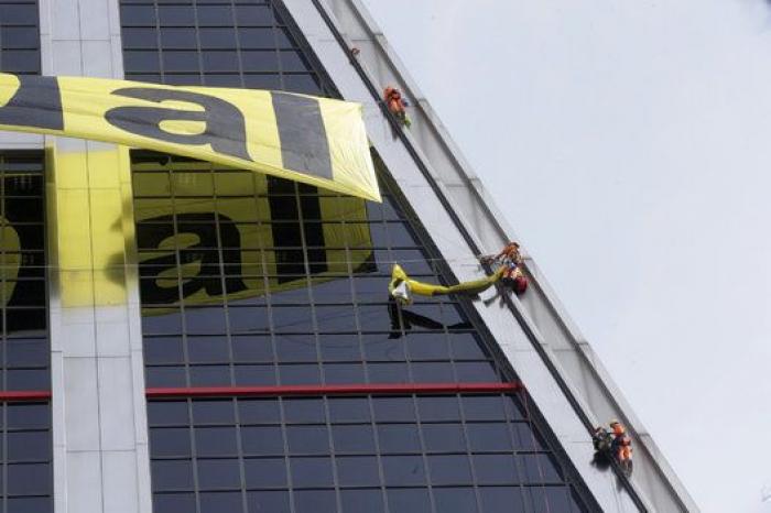 Greenpeace se cuelga de las Torres Kio de Madrid contra el TTIP