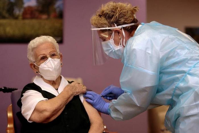 Dos años vacunando de la covid o cómo se han salvado al menos 450.000 vidas en España