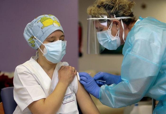 Madrid insinúa que utilizará al sector privado para la vacunación
