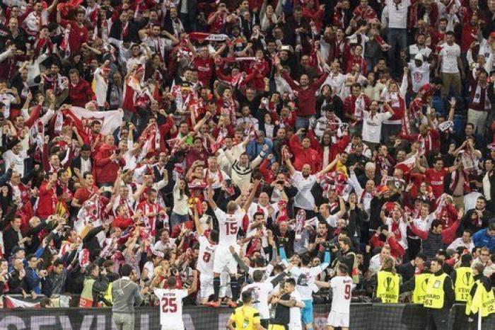 Pelea entre aficionados de Sevilla y Liverpool antes del partido (VÍDEO)