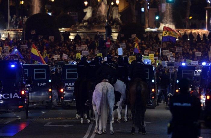 Rodea el Congreso: miles de personas rodean el Congreso en Madrid contra la "Ley Mordaza"