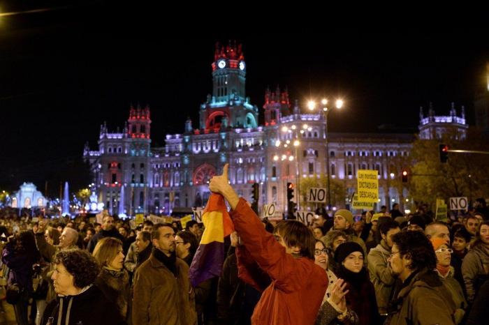 Rodea el Congreso: miles de personas rodean el Congreso en Madrid contra la "Ley Mordaza"