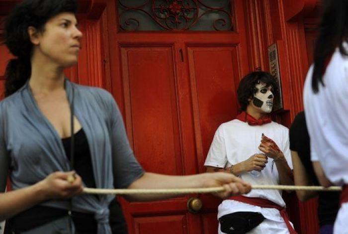San Fermín 2014: Más de cien activistas escenifican un "encierro fúnebre" en Pamplona