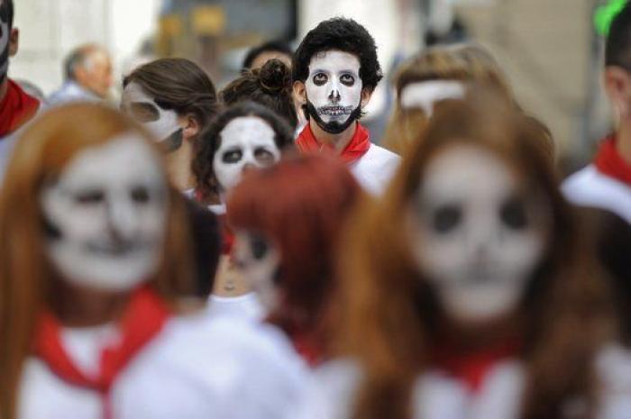 San Fermín 2014: Más de cien activistas escenifican un "encierro fúnebre" en Pamplona