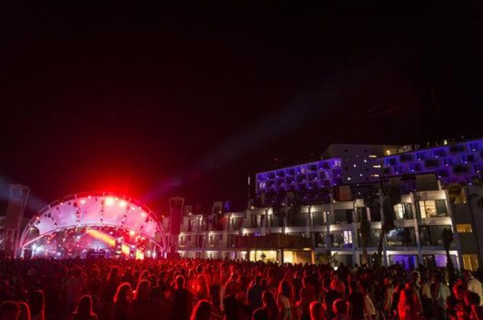 Concierto de Robin Thicke en Ibiza: pocas canciones y ganas de más