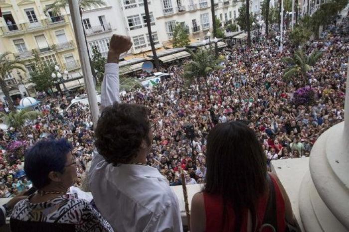 El alcalde de Cádiz pagará "voluntariamente" una multa tras incumplir las normas en una terraza