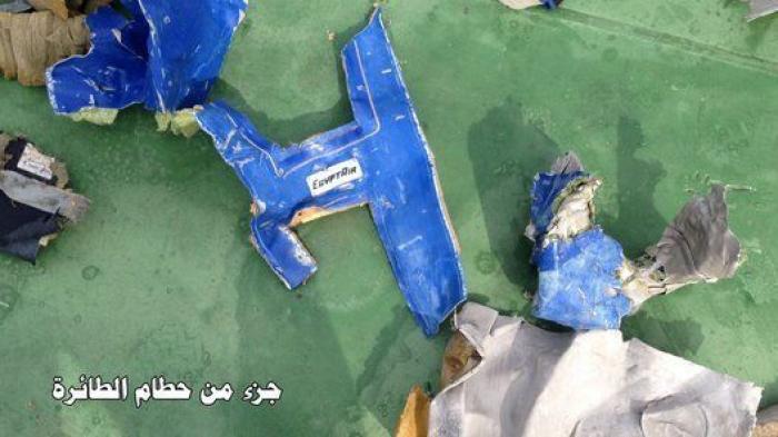 Fuerzas navales egipcias buscan cuerpos y más restos del avión siniestrado