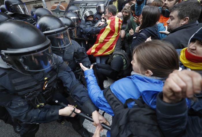 100 heridos y nueve detenidos durante las protestas en Cataluña contra la detención de Puigdemont