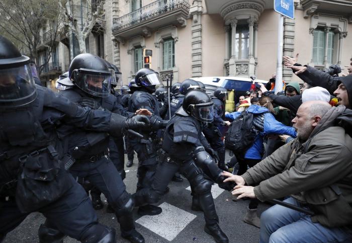 100 heridos y nueve detenidos durante las protestas en Cataluña contra la detención de Puigdemont