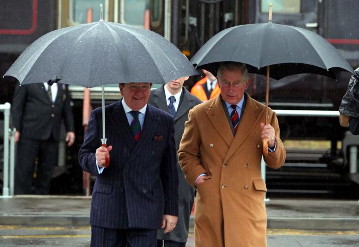 El príncipe Carlos de Inglaterra aceptó 1,2 millones de la familia Bin Laden