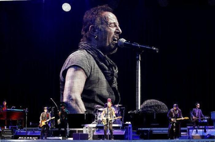 El llanto del niño que intentó cantar con Springsteen en Madrid