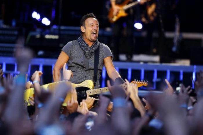 El llanto del niño que intentó cantar con Springsteen en Madrid