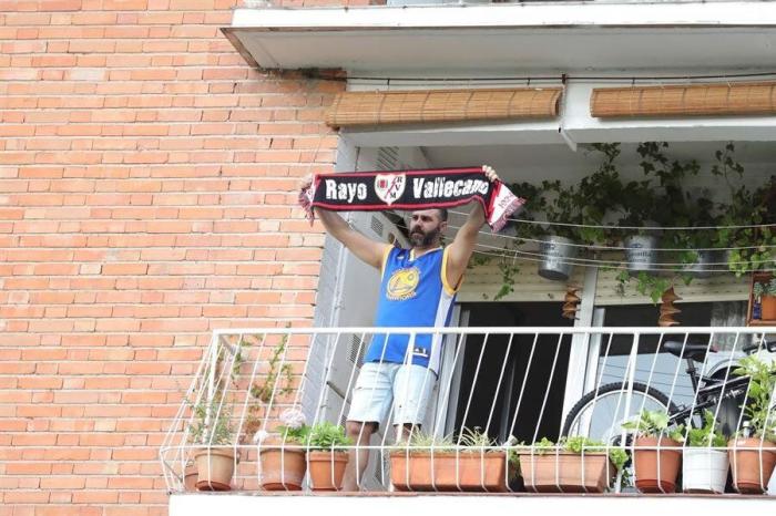 Un espontáneo salta al campo en el Mallorca-Barça, que se jugaba a puerta cerrada