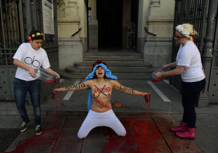 Un centenar de activistas de Femen marchan en París contra la violencia machista