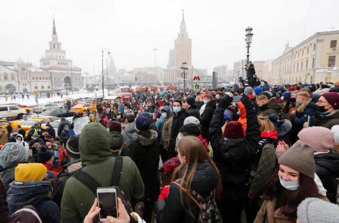 Miles de personas desafían a Putin y salen a la calle en Rusia en apoyo a Navalni