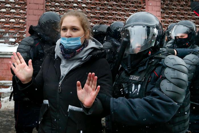 La poderosa respuesta de una médica rusa cuando la Policía irrumpe en su casa