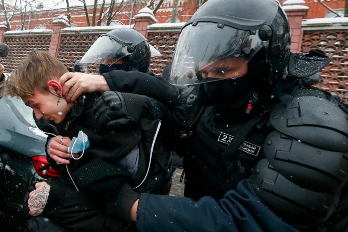La poderosa respuesta de una médica rusa cuando la Policía irrumpe en su casa
