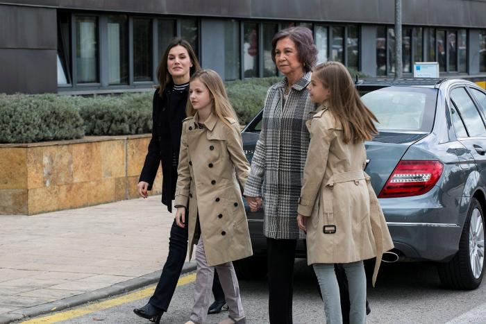 Las primeras imágenes de la reina Sofía con sus nietas tras el rifirrafe con Letizia