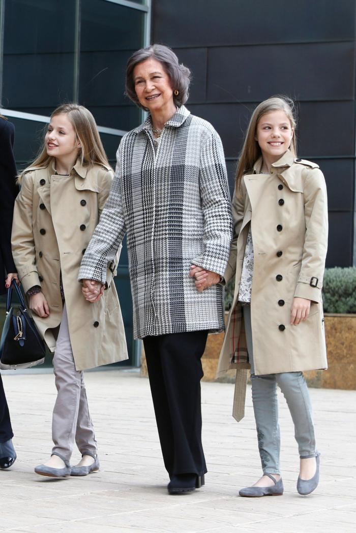 Las primeras imágenes de la reina Sofía con sus nietas tras el rifirrafe con Letizia