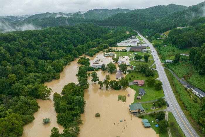 Al menos 28 muertos por las inundaciones en Kentucky, una cifra que "podría potencialmente duplicarse"