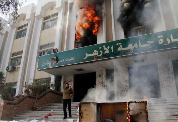 Seguidores de Morsi incendian universidades en Egipto (FOTOS, VÍDEO)