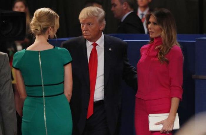 Melania Trump llevó al debate una blusa con un nombre LOCO