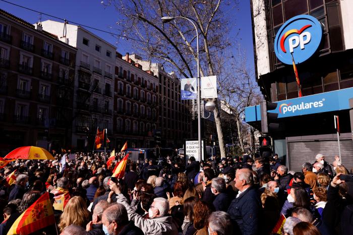 "¡Ayuso dimisión!": miles de personas piden en Madrid más recursos para la sanidad pública