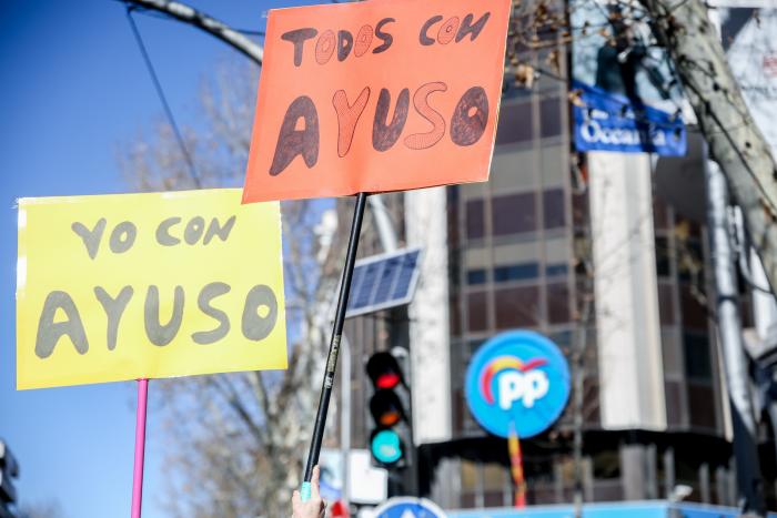 "¡Ayuso dimisión!": miles de personas piden en Madrid más recursos para la sanidad pública