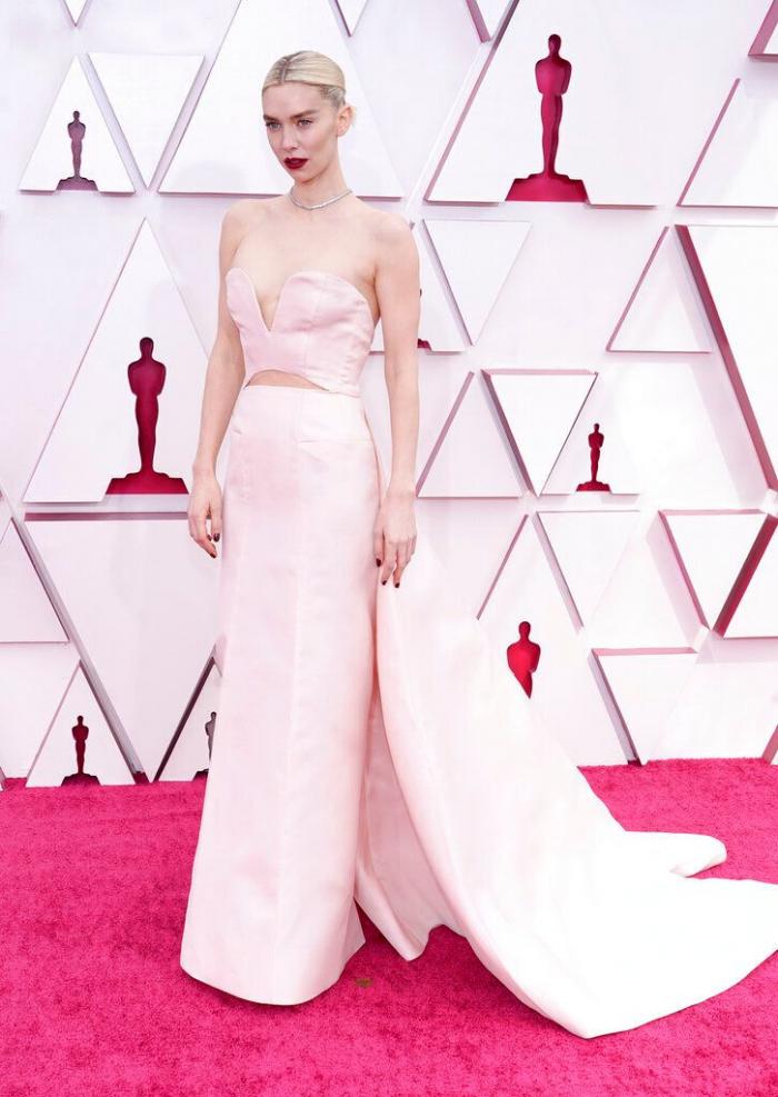 Halle Berry se convierte en protagonista en los Oscar por su llamativo cambio de 'look'