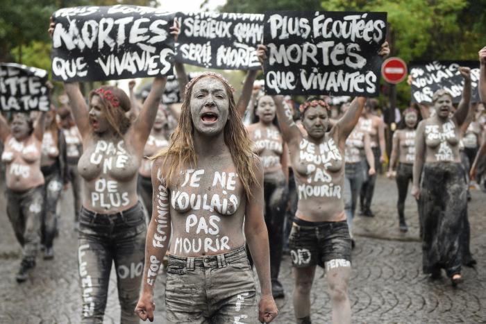 Un centenar de activistas de Femen marchan en París contra la violencia machista