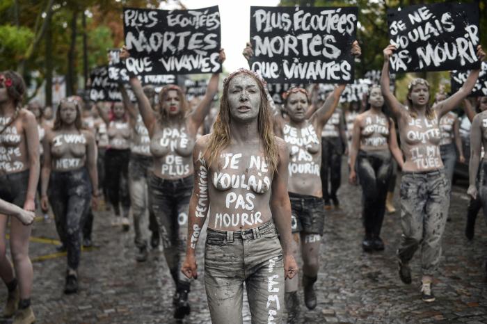 Cuatro activistas de Femen se encadenan en Vistalegre en protesta por el acto de Vox