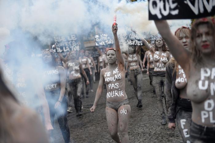 Cuatro activistas de Femen se encadenan en Vistalegre en protesta por el acto de Vox